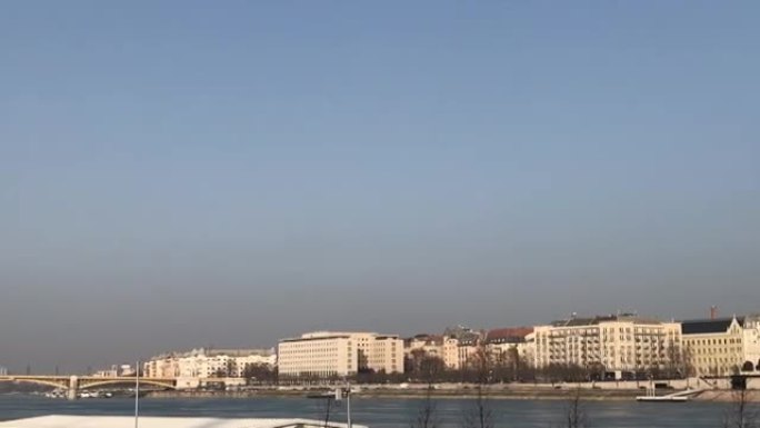布达佩斯匈牙利国会大厦和多瑙河旁的玛格丽特岛蓝天城市景观