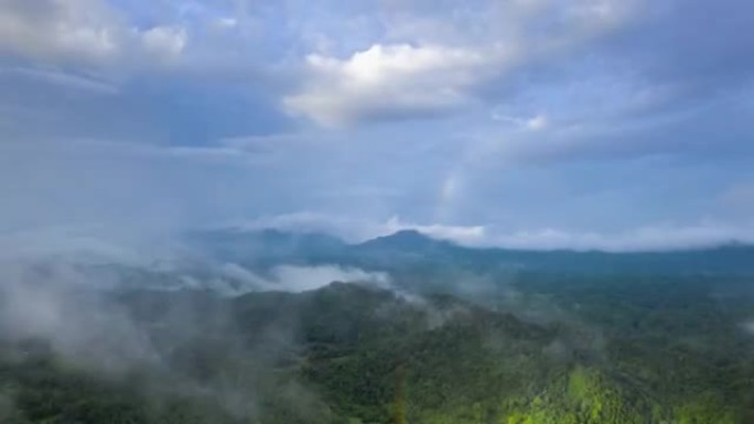 森林雨后，超级失误4k惊人的彩虹。云时间流逝。山景，山中彩虹和戏剧性的云层。