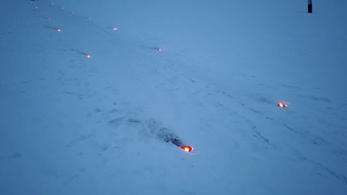 芬兰拉彭兰塔冬季在湖冰上燃烧的Marschall蜡烛