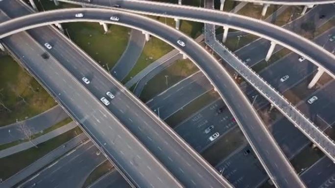 晴天期间，中国大都市成都高架道路和交通路口的俯视角度无人机。现代建筑设计的交通方式避免了交通堵塞，许