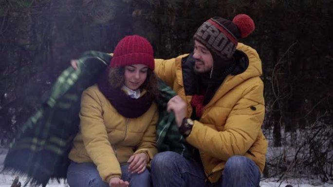 冬天，盖伊在树林里用毯子掩护一个女孩