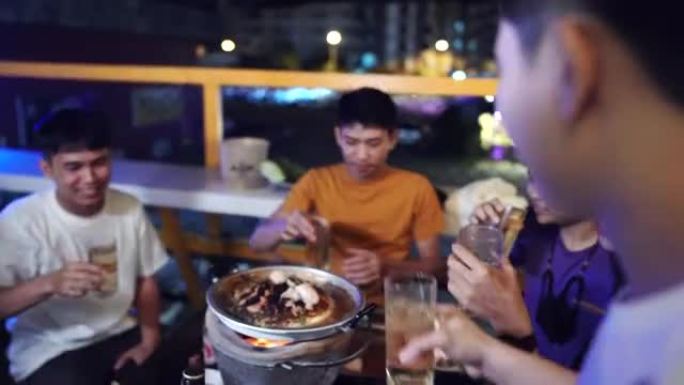 一群年轻的亚洲朋友在户外餐厅喝酒