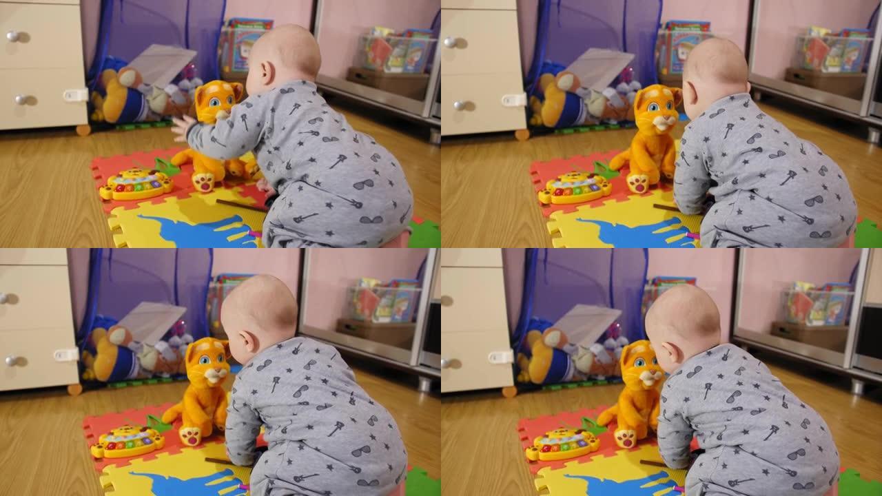 可爱的男婴在家里的地板上玩玩具。童年、孩子和人的概念。特写镜头。