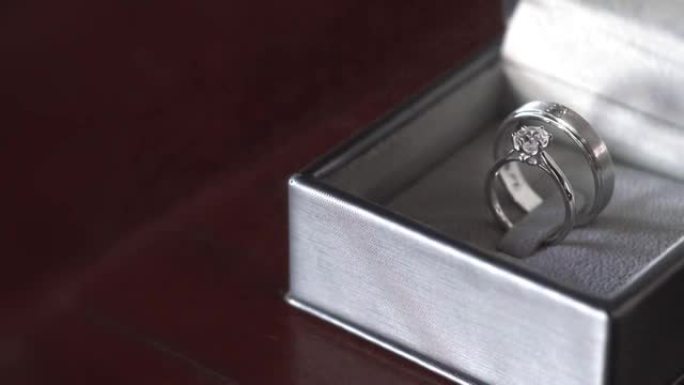 戒指盒里结婚戒指的宏观照片