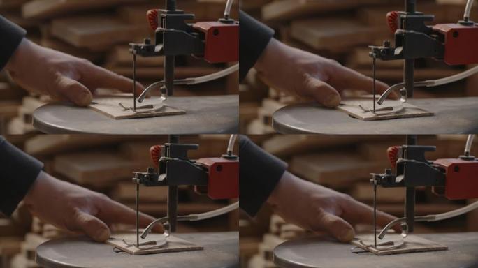 车间木工: 木匠使用自动拼图和切割小胶合板零件，木制产品制造，木材大师作品，4k DCI 60p P
