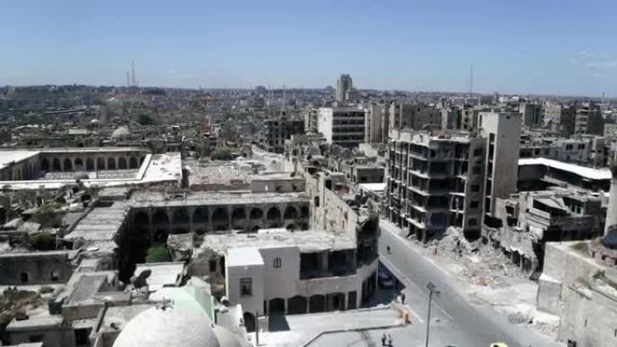 一个叙利亚城市的道路上行驶着汽车。一些建筑在10年前的内战后仍然是废墟- 4K鸟瞰图