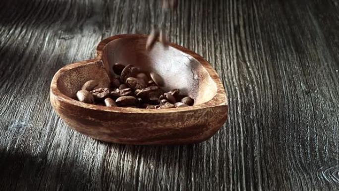 咖啡豆慢慢掉进木角