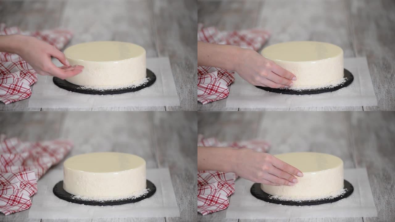 撒上椰子片的白色慕斯蛋糕，装饰椰子，特写
