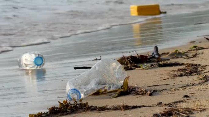 沙滩上的空塑料瓶