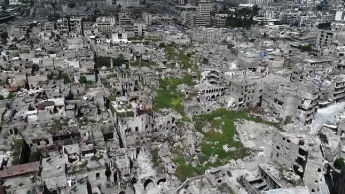 无人机在叙利亚阿勒颇市中心上空飞行。即使在4K战争结束10年后，我们仍然可以看到建筑物被毁
