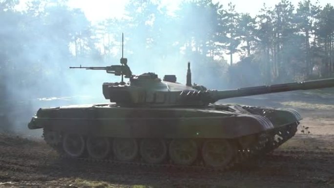 运动中的军用坦克