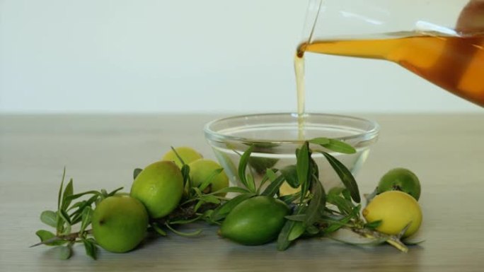 将正宗的，纯净的有机摩洛哥坚果油倒入玻璃碗中。