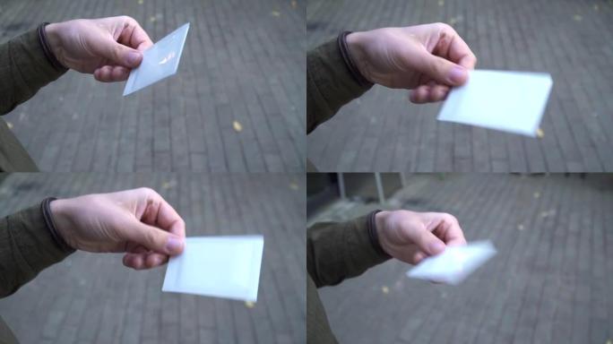 手拍照。开发一张宝丽来照片。手里拿着白卡。