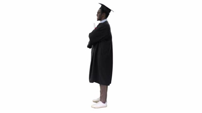 毕业长袍折叠手臂的非裔美国男学生在白色背景上露出灿烂的笑容