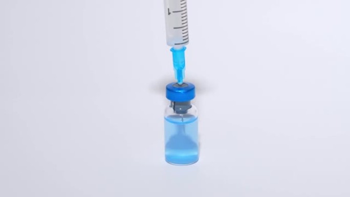 未指明的疫苗小瓶放在桌子上，里面有注射器