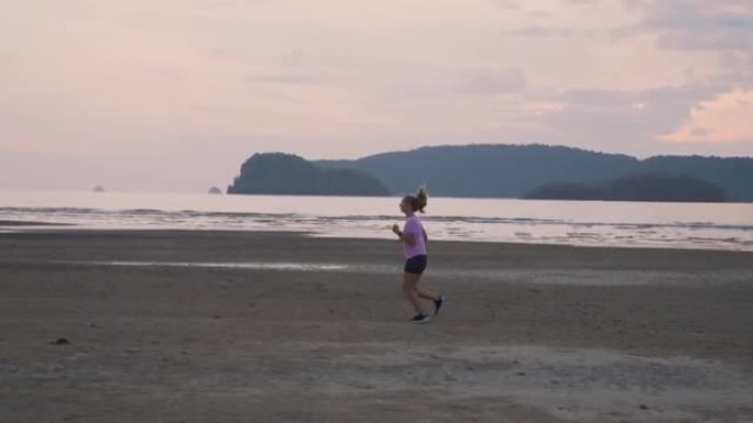 在海边慢跑的女人海滩海岸奔跑