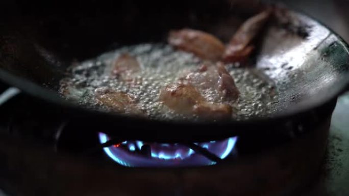 在锅上用热油烹饪checken