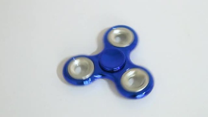 用蓝色和白色背景的旋转器已知的放松玩具。