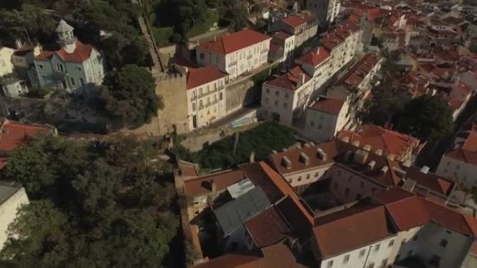 阳光明媚的日子里斯本著名的阿尔法玛屋顶城市景观空中全景4k葡萄牙