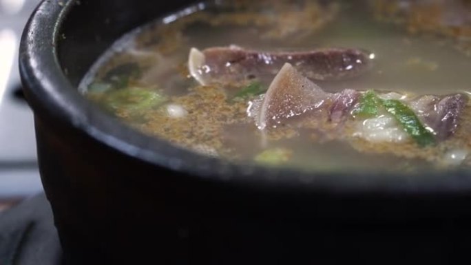Someori (牛头) gukbab是韩国传统的牛肉汤和蒸汽米饭