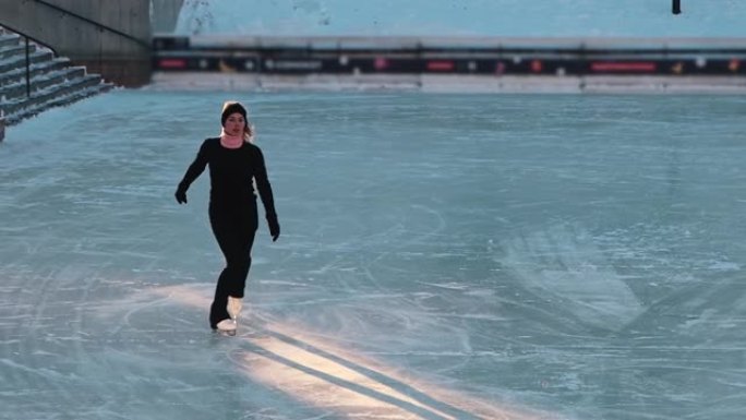 年轻女子在冰冻的湖上滑冰