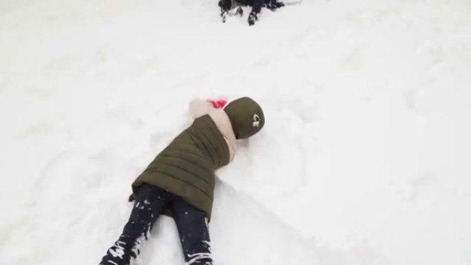 儿童女孩和青少年男孩在冬季户外玩雪