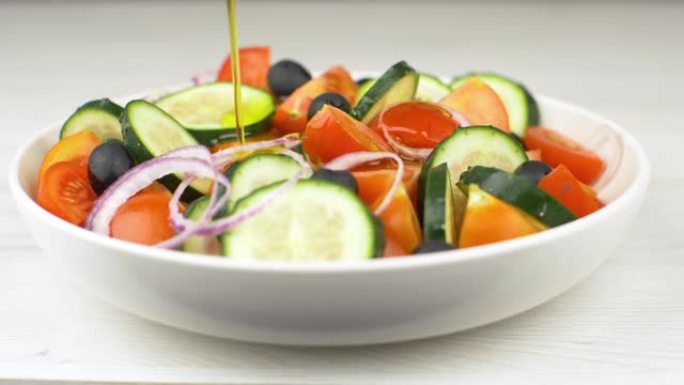 将新鲜沙拉与红西红柿，黄瓜，洋葱和黑橄榄混合，配以纯橄榄油。慢动作效应