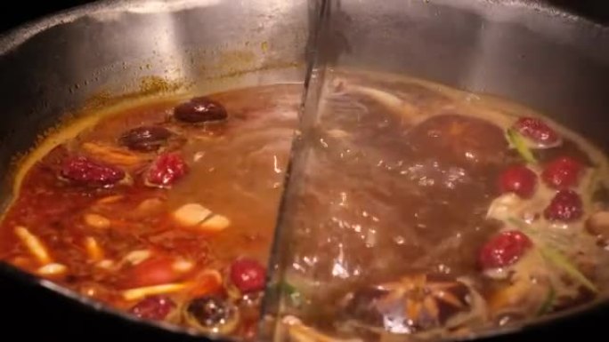 煮沸的中国两种口味 (双味) 火锅煮牛肉