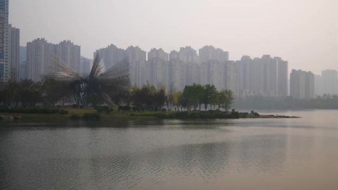 暮光之城长沙市著名公园湖艺术纪念碑公寓综合体海湾慢动作全景4k中国