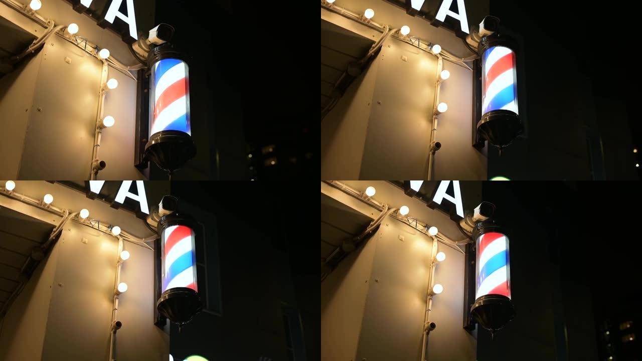 一个明亮的理发店标志在理发店的入口处旋转