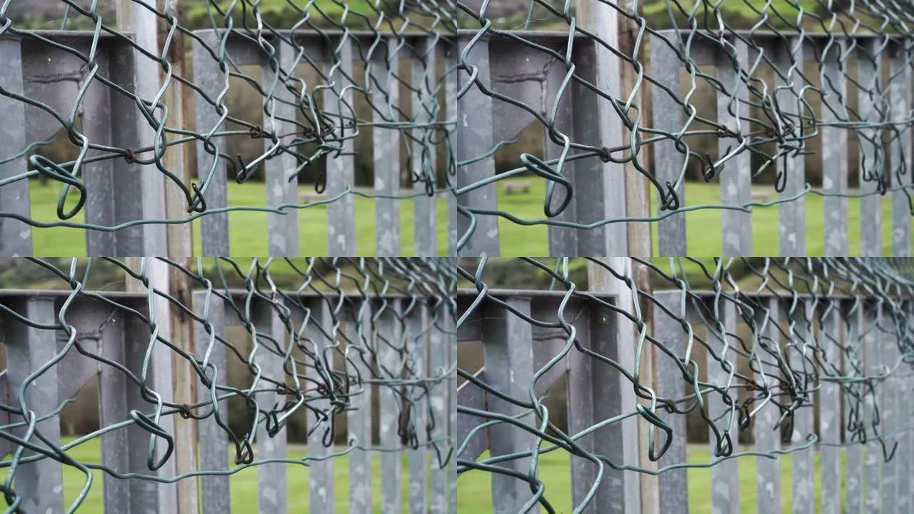 镀锌户外格子围栏上的绿色撕裂损坏网网