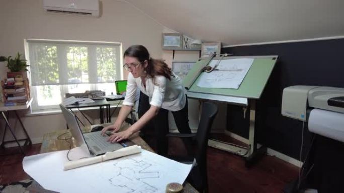 多莉 (Dolly) 拍摄了年轻的女建筑师在办公室工作的笔记本电脑，并公开了建筑计划