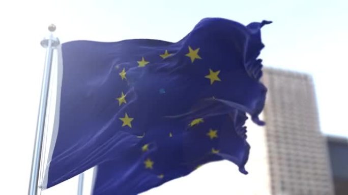 两面欧洲国旗迎风飘扬。