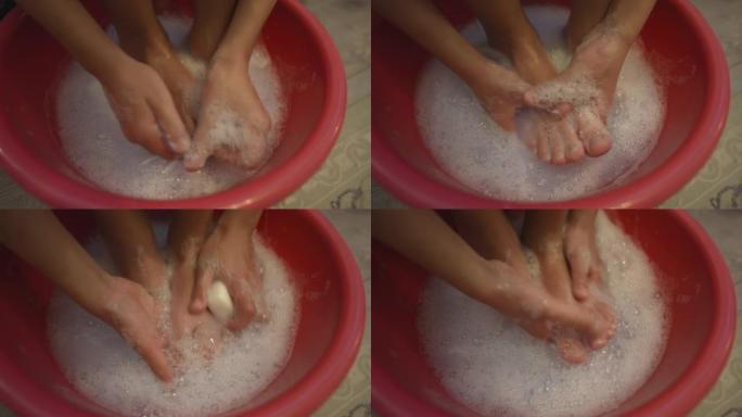 洗孩子的脚。