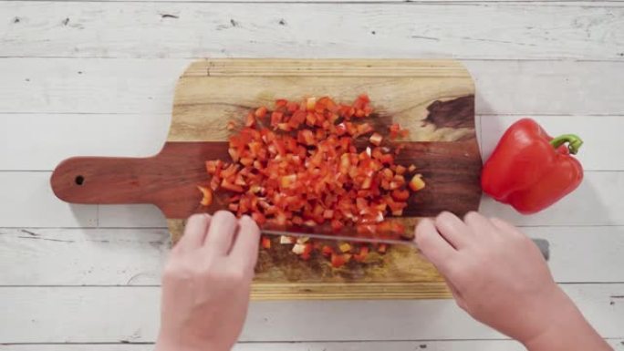 在木板上切割有机红甜椒。