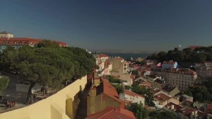 阳光灿烂的里斯本著名阿尔法玛城市景观航空全景4k葡萄牙