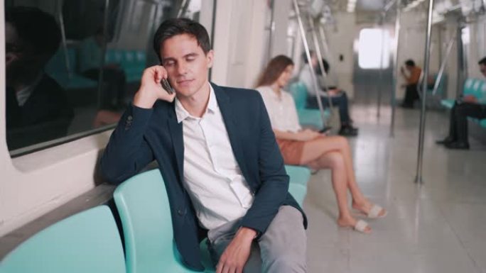 商人在skytrain或subway上打电话给智能手机，以上班的方式运输人们多样化的生活方式数字技术