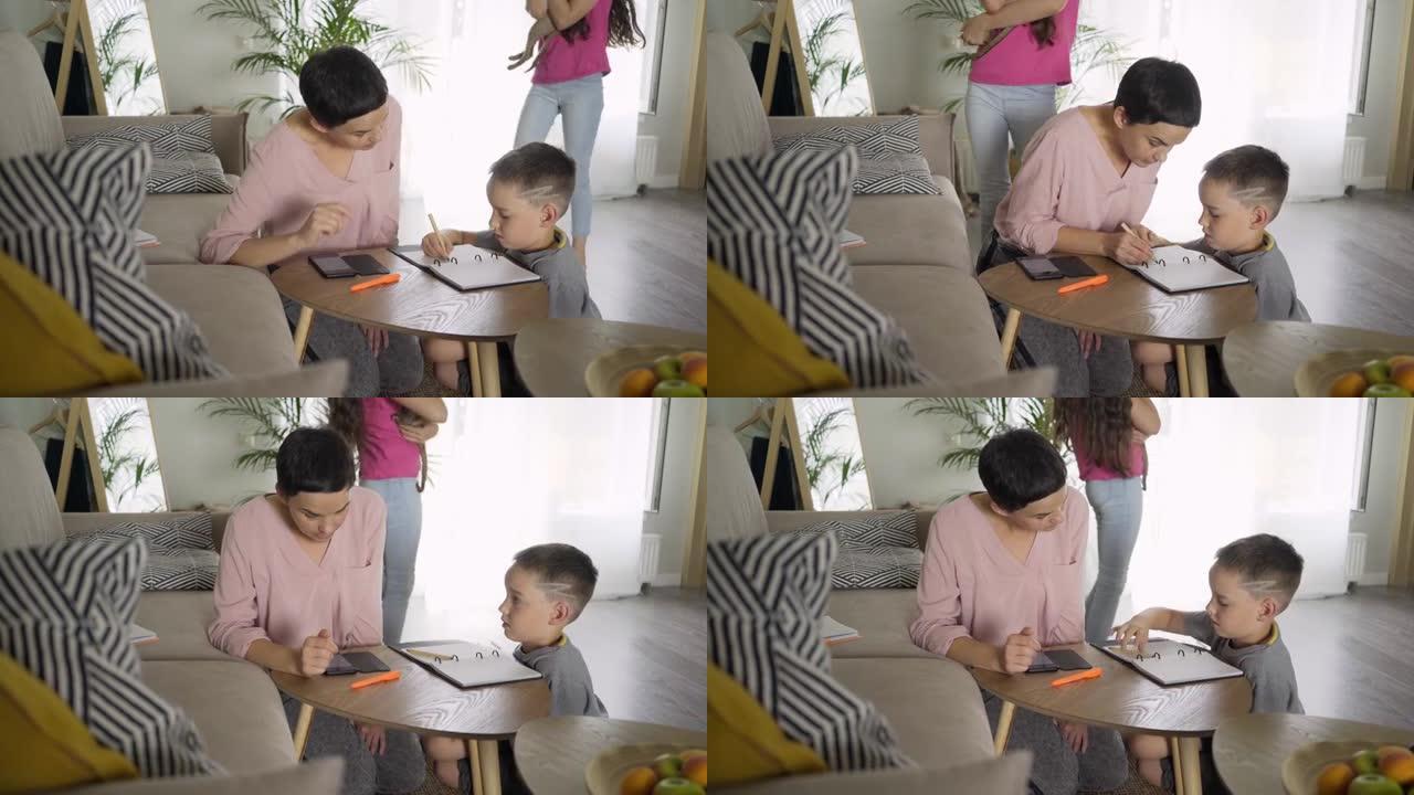 母亲与男孩在餐桌旁画画，而女孩与小猫玩耍