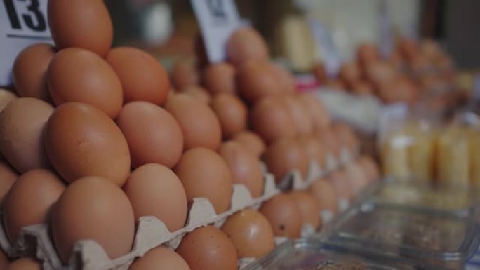 在户外农贸市场摊位出售的纸板鸡蛋