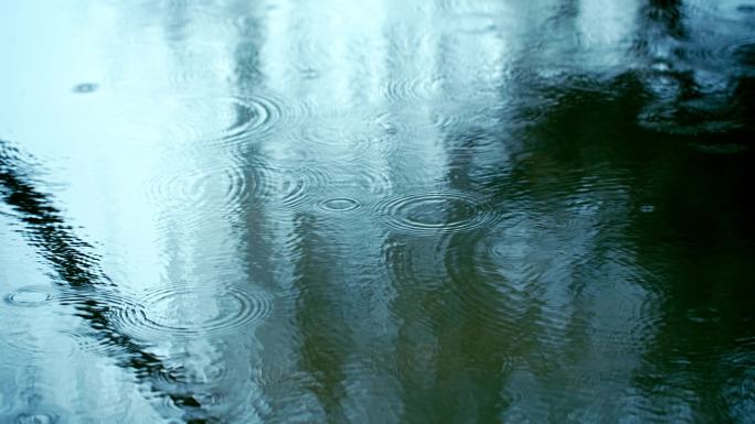 雨中湖面水面雨滴涟漪