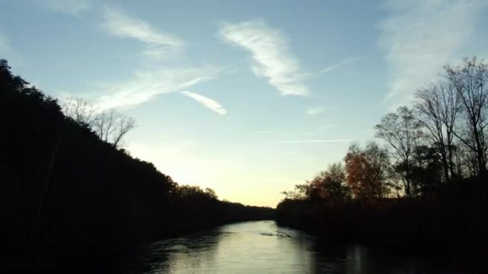 河流和景观上美丽的日落