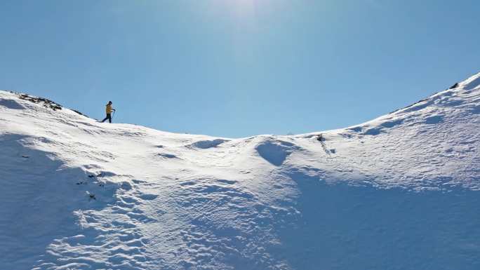 梅里雪山山脊线雨崩徒步冰湖神瀑爬雪山的人