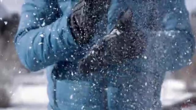 1000 FPS慢动作拍摄的男子在手中粉碎雪球