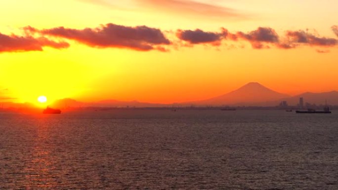 日落时的东京湾景色。