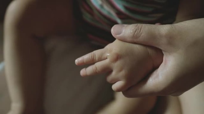 亚洲母亲在蚊子叮咬的皮肤婴儿上使用了过敏药。