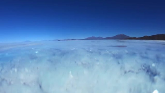 玻利维亚乌尤尼盐滩盐晶体的水下视图