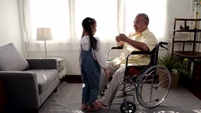 亚洲老人生病坐在轮椅上。退休年龄的生活方式和在家与家人的团结。