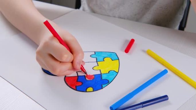 世界自闭症意识日。孩子们的手从多色的拼图中汲取心灵。精神卫生护理概念