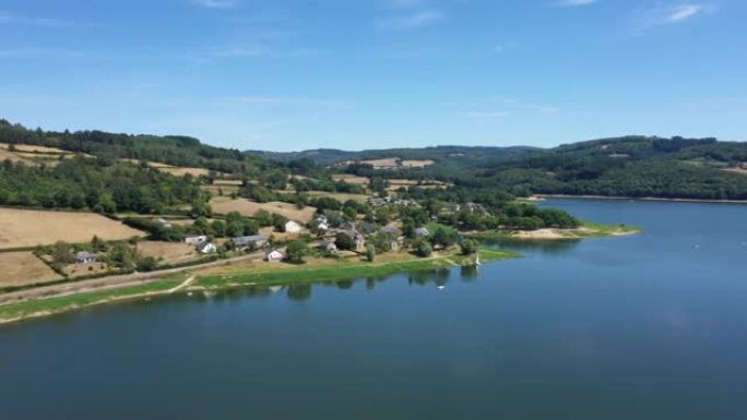 乡村中部的Lac de panneci è re-Chaumard由麦田和绿色森林组成，位于法国勃艮