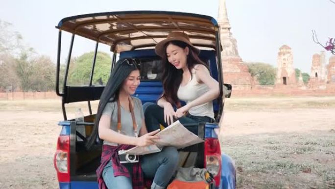 美丽的亚洲旅游妇女看地图旅行的汽车Tuk Tuk